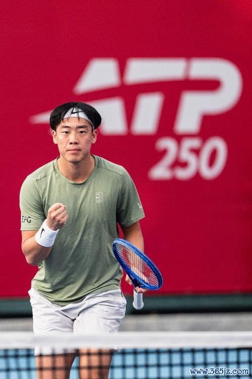 黄泽林香港赛首入八强 吴易昺不敌卢布列夫遭逆转