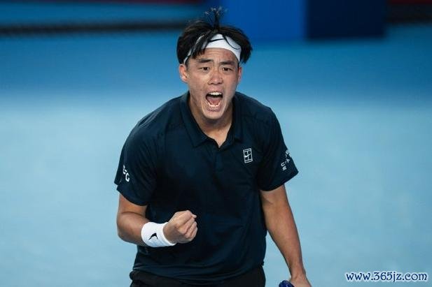 黄泽林香港赛首入八强 吴易昺不敌卢布列夫遭逆转