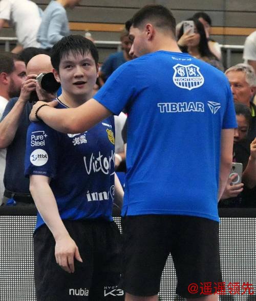 陪樊振东“耍帅”，背着黏人的莫雷加德，弗朗西斯卡这个队友当得挺忙的!